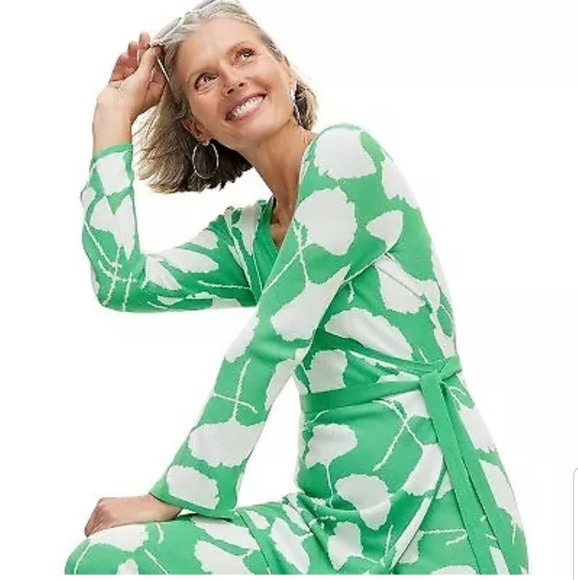 2pcWomen's Long Sleeve V-Neck Ginkgo Green Sweater Wrap Top & Matching Pants DVF - Picture 9 of 10